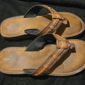 Clark's collection the Fenner nerice flop-flops